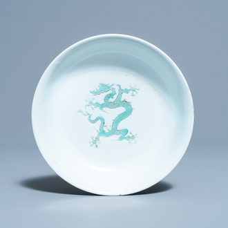 Une coupe en porcelaine de Chine à décor d'un dragon incisé et émaillé vert, marque de Hongzhi, Ming