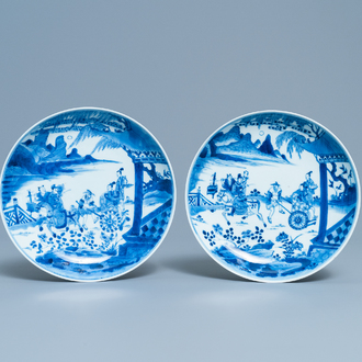 Een paar Chinese blauw-witte borden met verhalend decor, Kangxi/Yongzheng