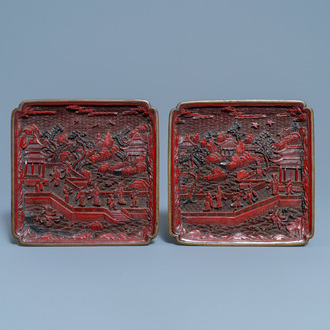 Une paire de plats de forme carrée en laque rouge et noire, marque et époque de Qianlong