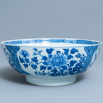 Een grote Chinese blauw-witte kom met florale vakverdeling, Qianlong