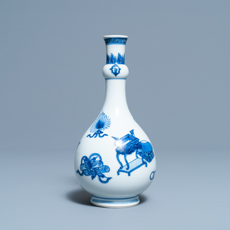 Un vase de forme bouteille en porcelaine de Chine en bleu et blanc à décor d'antiquités, Kangxi
