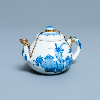 Een Chinese blauw-witte theepot met vergulde montuur, Jiajing merk, Kangxi