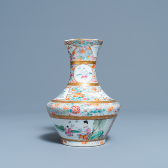 Un vase en porcelaine de Chine famille rose à décor millefleurs, marque de l'église catholique de Jingdezhen, République