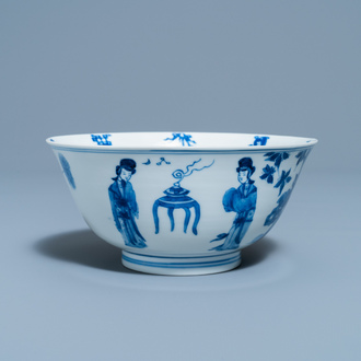 Een Chinese blauw-witte kom met Lange Lijzen, 'Qi Zhen Ru Yu' merk, Kangxi