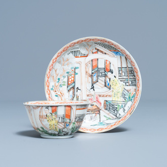 Un tasse et soucoupe en porcelaine de Chine famille rose à décor mandarin, Yongzheng/Qianlong