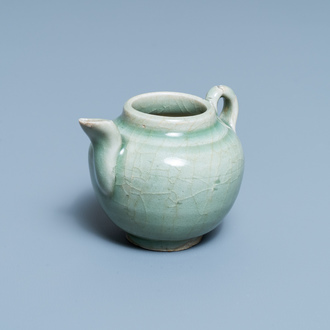Een Chinese monochrome celadon geglazuurde theepot, Ming