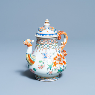 Une théière couverte en porcelaine de Chine famille rose, Yongzheng/Qianlong