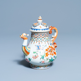 Een Chinese famille rose theepot met drakentuit, Yongzheng/Qianlong