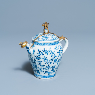 Une théière couverte en porcelaine de Chine en bleu et blanc à monture dorée, Kangxi