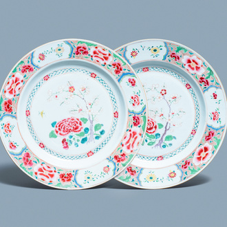 A pair of large Chinese famille rose chargers with floral design, Yongzheng/Qianlong