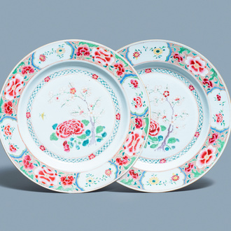 Une paire de grands plats en porcelaine de Chine famille rose, Yongzheng/Qianlong