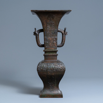 Een grote Chinese bronzen vaas, Qing