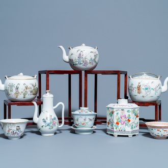 Quatre théières, trois bols et une boîte à thé en porcelaine de Chine famille rose, 19/20ème