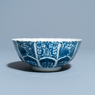 Un bol moulé en forme de lotus en porcelaine de Chine en bleu et blanc, marque de Jiajing, 19ème