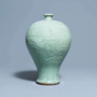 Een Chinese Longquan celadon 'meiping' vaas met reliëfdecor van 'Drie vrienden van de winter', Ming