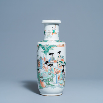 Un vase de forme rouleau en porcelaine de Chine famille verte, 19ème