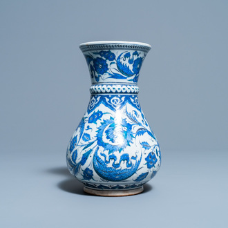 Un vase de style Iznik en bleu et blanc, prob. Samson, France, 19ème