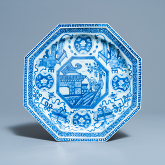 Un plat de forme octagonale en porcelaine de Chine en bleu et blanc, Kangxi