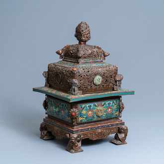 Een grote Chinese cloisonné wierookbrander met inlegwerk van jade, koraal en turkoois, 19e eeuw