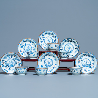 Zes Chinese blauw-witte en koperrode koppen en schotels, Kangxi