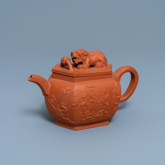 Een Chinese hexagonale Yixing steengoed theepot met deksel, Kangxi