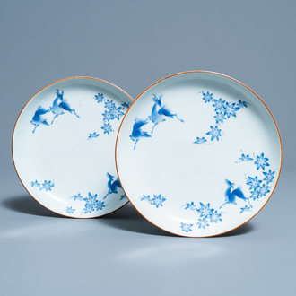 Une paire d'assiettes en porcelaine Arita de Japon en bleu et blanc de style Kakiemon, Edo, 17/18ème