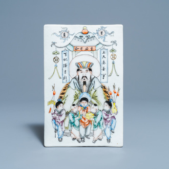 Une plaque en porcelaine de Chine qianjiang cai, marque de sceau, 19/20ème