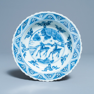 Une assiette en porcelaine de Chine en bleu et blanc à décor de deux cerfs, Ming