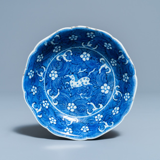 Une coupe en porcelaine de Chine en bleu et blanc à décor d'un cheval, marque de Jiajing, Kangxi