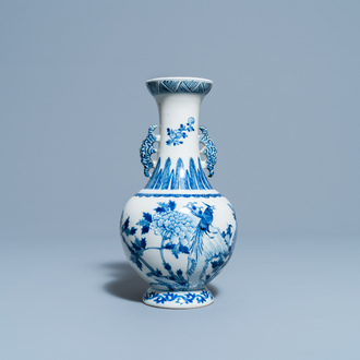 Un vase en porcelaine de Chine en bleu et blanc, marque de Qianlong, 19ème