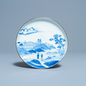 Een Chinees blauw-wit 'Bleu de Hue' bord voor de Vietnamese markt, 19e eeuw