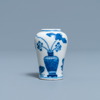 Une tabatière en porcelaine de Chine en bleu et blanc, marque de Yongzheng, 18/19ème