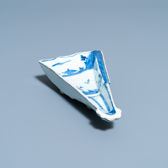 Une coupe en forme d'éventail en porcelaine de Chine en bleu et blanc de type ko-sometsuke pour le marché japonais, Tianqi/Chongzhen