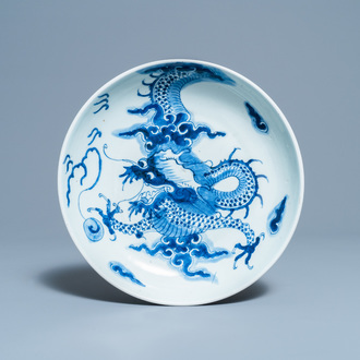 Un plat en porcelaine de Chine en bleu et blanc à décor d'un dragon, Yongzheng
