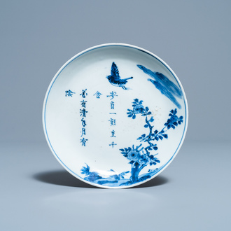 Een Chinees blauw-wit ko-sometsuke bord met een gedicht voor de Japanse markt, Tianqi