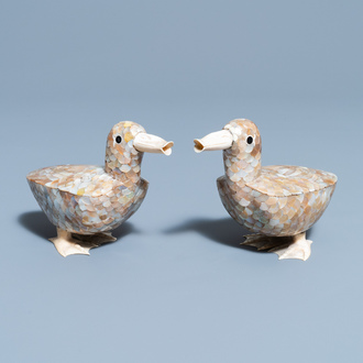 Une paire de modèles de canards en nacre et os, Chine, 19ème