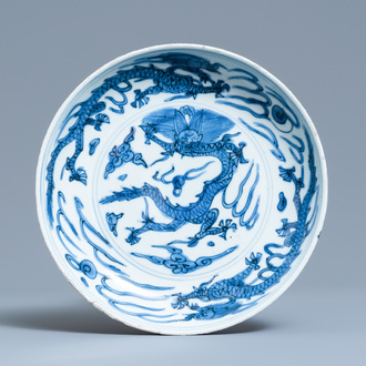 Une coupe en porcelaine de Chine en bleu et blanc à décor d'un dragon, Wanli