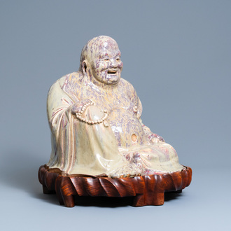 Une très grande figure de Bouddha en grès porcelaineux à émail flambé dite 'de Shiwan', 18/19ème