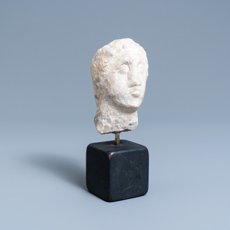 Une tête masculine en pierre sculptée, probablement France, 15ème
