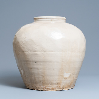 Een grote Chinese monochrome bolle vaas met crèmekleurig glazuur, 18/19e eeuw
