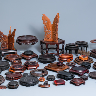 Une collection variée de ca. 50 socles en bois sculpté, Chine, 19/20ème