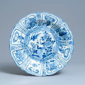 Un très grand plat en porcelaine de Chine en bleu et blanc de type kraak à décor d'oiseaux, Wanli