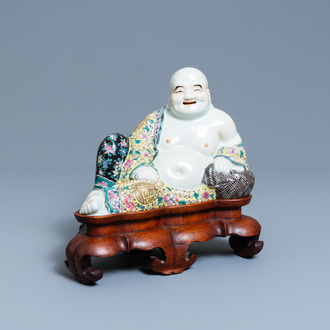 Een Chinese famille rose figuur van de liggende Boeddha, zegelmerk, Republiek