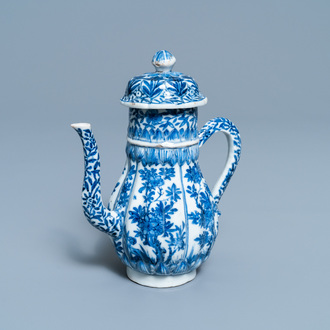 Een hoge Chinese blauw-witte theepot met deksel, Kangxi