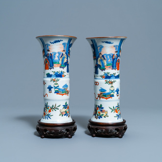 Une paire de vases de forme 'gu' en porcelaine de Chine wucai, 19ème