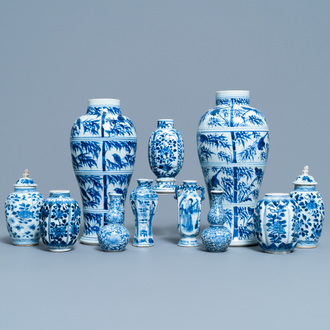 Une collection de vases en porcelaine de Chine en bleu et blanc, Kangxi