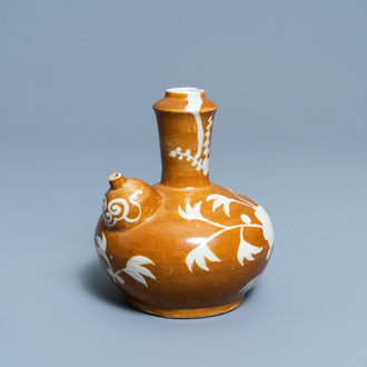 Un kendi en porcelaine de Chine à décor floral sur fond brun, fours de Swatow, Ming