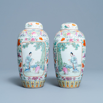 Une paire de pots couverts en porcelaine de Chine famille rose, marque de Qianlong, République