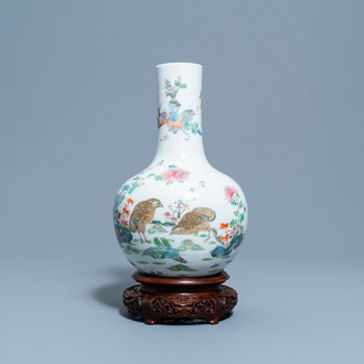 Un vase de forme bouteille en porcelaine de Chine famille rose à décor de cailles, marque de Qianlong, 19ème