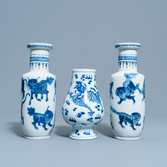 Une paire de vases de forme rouleau et un vase en forme de poire en porcelaine de Chine en bleu et blanc, 19/20ème